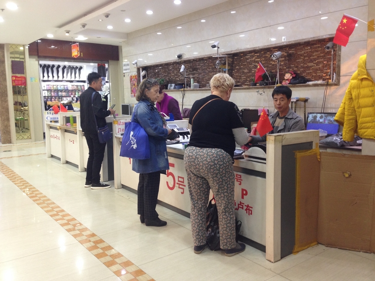 Photo: Russian tourists exchange roubles for renminbi at a money changer in a shopping mall in Suifenhe