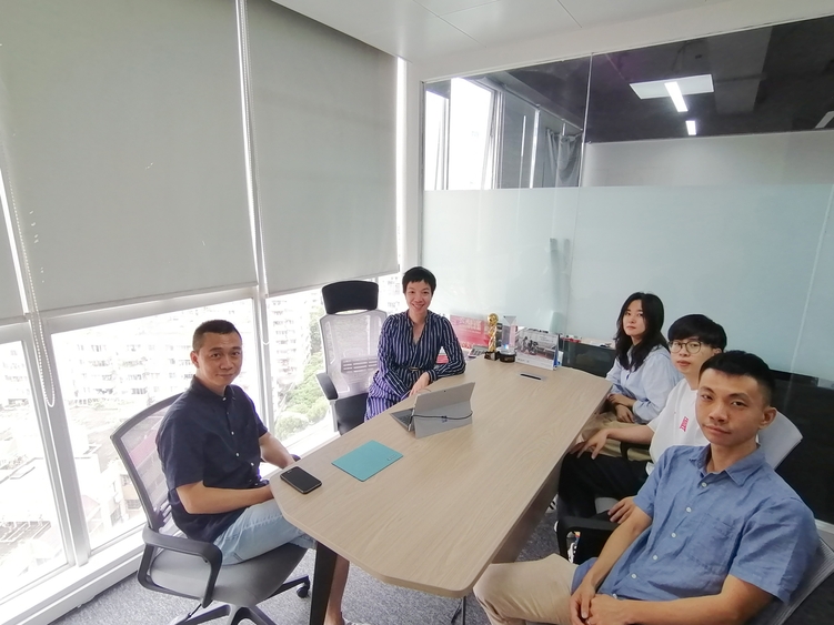 相片：詹君平(左二)与捷点的市场营销服务团队。(相片由广州捷点广告公司提供)