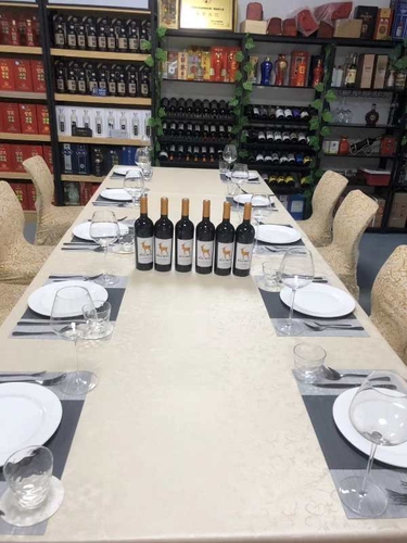 相片：皇雄为经销商客户举办的产品介绍会(相片由广州市皇雄贸易有限公司提供)