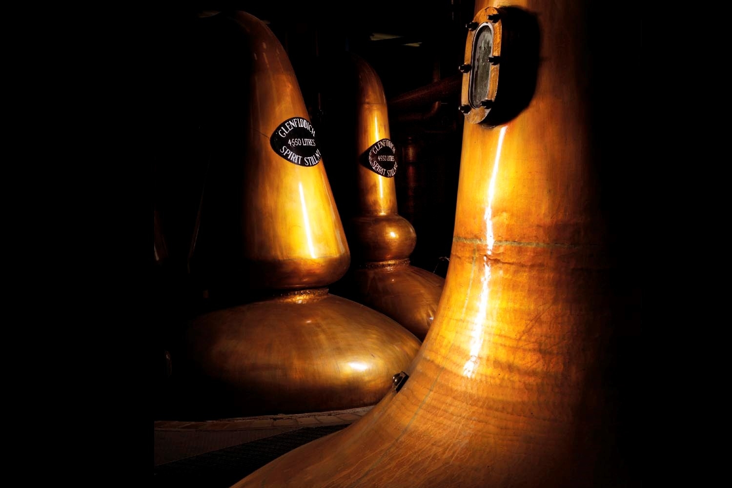 相片: 格兰菲迪威士忌：在苏格兰以独特的铜蒸馏器酿制，陈放在仓库里。(1)