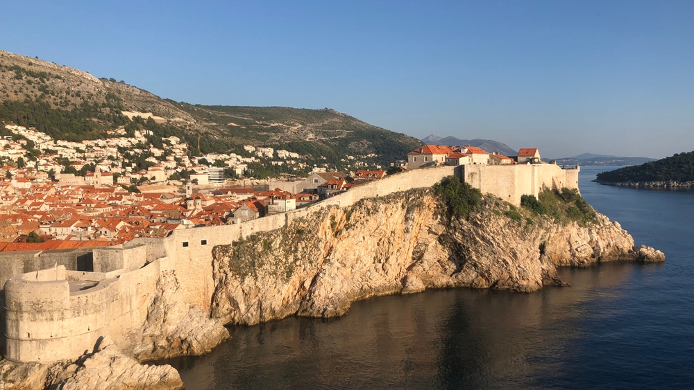 相片: 杜布羅夫尼克(Dubrovnik)風景秀麗，自7世紀便有人聚居，經歷數百年發展後，更於12世紀成為亞得里亞海最龐大的城鎮，現時是不少影視作品的熱門取景地點。