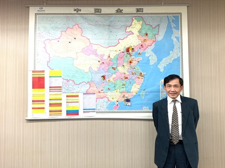 Photo: Dr Suen Wai Mo with a map showing ClusterTech’s business network in China. (Photo courtesy of ClusterTech)