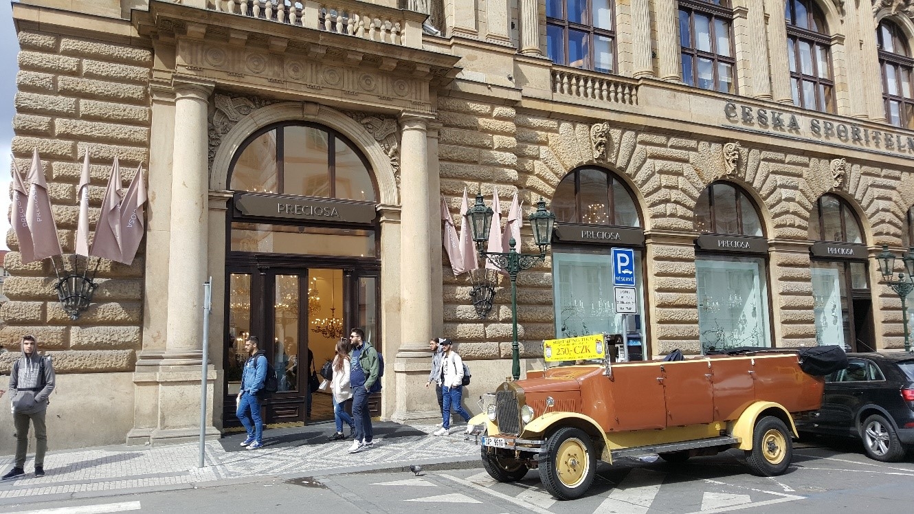 相片: 捷克寶仕奧莎(Preciosa)公司位於布拉格舊城區中心的旗艦店。