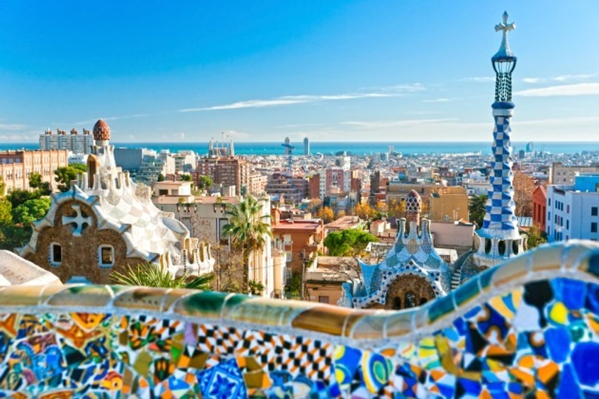 相片: 奎爾公園(Park Güell)由著名的加泰隆尼亞現代主義建築師高第(Antoni Gaudí)設計，充滿奇幻色彩。