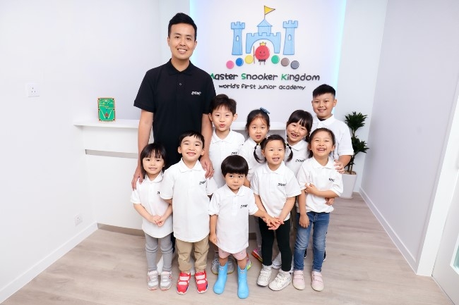 Photo: Marco Fu uses his in-depth knowledge and years of experience of cue sports to provide a visualised road map guiding novice learners in his new snooker school.