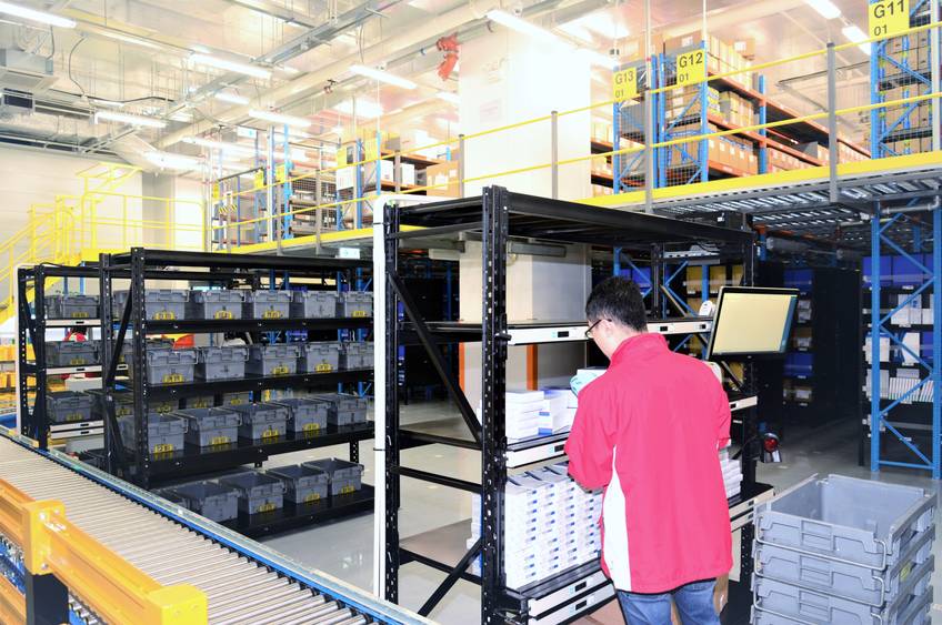 Photo: A logistics warehouse solution combining logistics conveyor belts and fixed racks. (Photo courtesy of BPS Global Group)