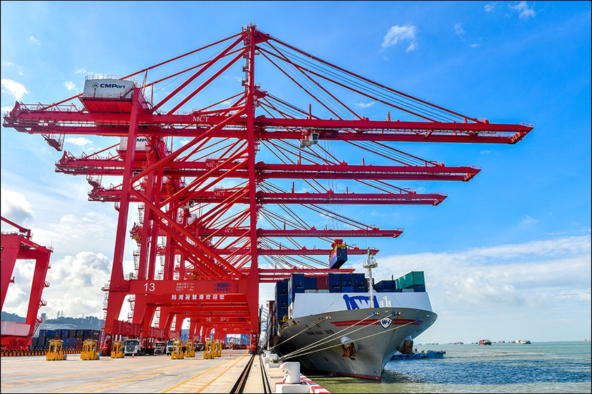 相片：2021年6月底正式開始營運的深圳蛇口媽灣智慧港 (相片由招商局港口提供)。