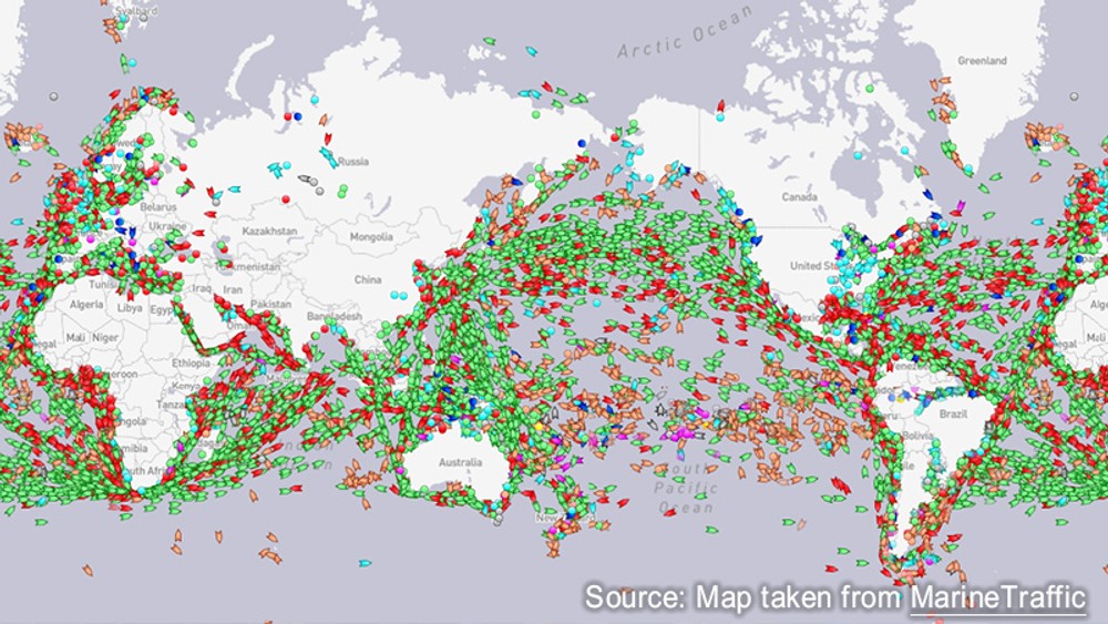 圖片: 世界各地船隻分布：衛星視圖。 (綠色 = 貨船；紅色 = 油輪；藍色 = 客輪；黃色 = 高速船；淺藍色 = 拖船和特種船；橙色 = 漁船；粉紅色 = 遊艇)