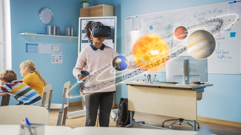相片: 学生在虚拟实境中学习。
