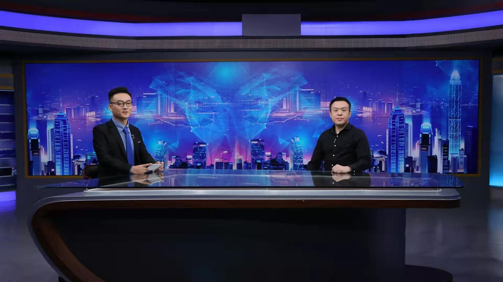 相片: 李朝幸博士(右)在中央電視台的訪談。