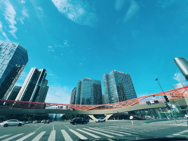 相片：成都高新区交子大道中心商业区 (相片由香港贸发局成都办事处提供)。