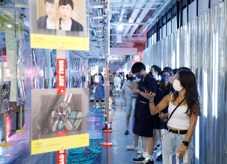 相片: K11 Art Mall跨界聯乘國際知名網上平台9GAG，舉辦全球首個MEME Museum，雲集一系列爆紅的「惡搞」MEME 圖，深受Z世代年輕人歡迎。(2)