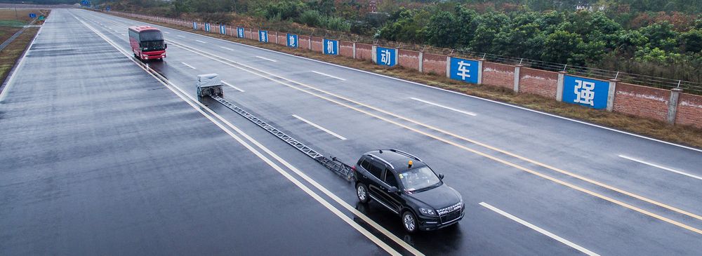 相片：正在重慶進行的自動駕駛系統及智能網聯汽車技術測試 (相片由西部(重慶)科學城管理委員會提供)。