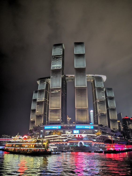 相片：重慶朝天門來福士廣場，由新加坡房地產企業開發 (相片由香港貿發局重慶辦事處提供)。