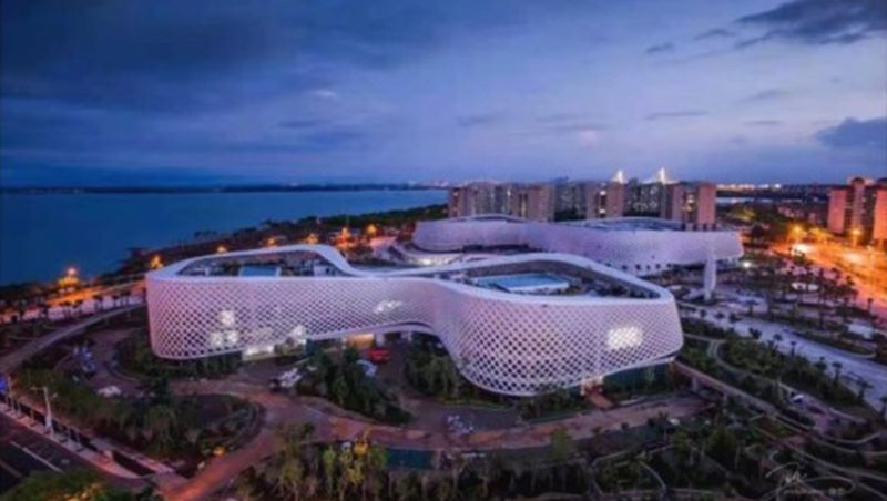 相片：2021年启用的洋浦滨海文化广场，内有图书馆和体育馆等设施 (相片由洋浦经济开发区管理委员会提供)。